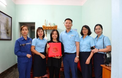 Tặng quà cho con chị Vũ Thị Kim Ngọc - Phân xưởng sàng tuyển