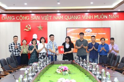 Ảnh: Chi bộ Văn phòng chúc mừng đồng chí Đoàn Thị Hà Vi