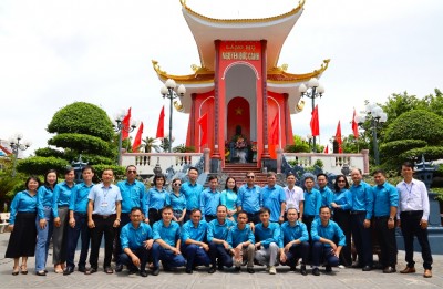 Đoàn chụp ảnh lưu niệm cùng cán bộ ban quản lý khu lăng mộ