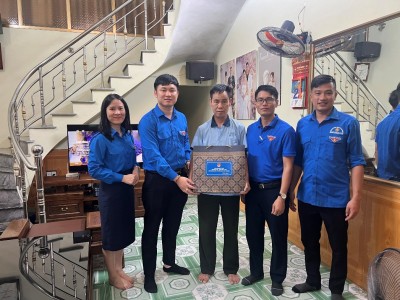 Đoàn đã đến thăm tặng quà cho ông Bùi Đăng Tình thương binh hạng 4/4