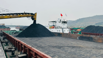 Ảnh: Những tấn than tiêu thụ cuối cùng trong năm 2024 tại cảng Làng Khánh