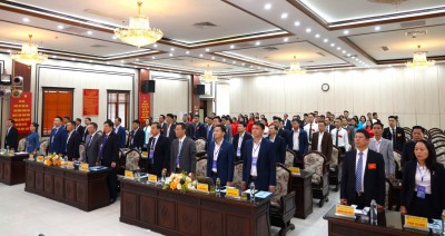 Các đồng chí lãnh dạo và đại biểu thực hiện nghi lễ chào cờ