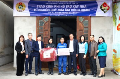 Ảnh: Đoàn công tác trao tiền hỗ trợ của Công đoàn TKV và quà Công ty cho gia đình anh Nguyễn Quang Báu, công nhân phân xưởng Làng khánh 2