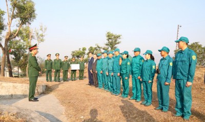 Ảnh: Đại tá Nguyễn Quang Hiến, Phó bí thư Thường trực Đảng ủy, Chính ủy Bộ CHQS tỉnh Quảng Ninh kiểm tra, tặng quà và chúc Tết CBCS Đại đội Pháo phòng không 37mm-1 Đặng Bá Hát