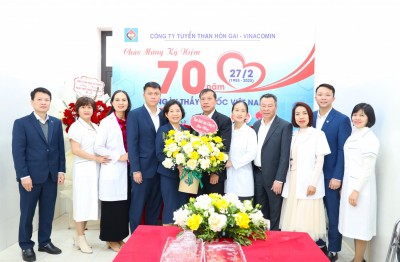 Các đồng chí Lãnh đạo Công ty tặng hoa chúc mừng