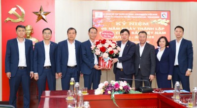 Ban Lãnh đạo Công ty tặng hoa chức mừng