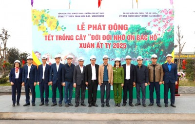 Các đồng chí đại biểu chụp ảnh lưu niệm tại lễ phát động