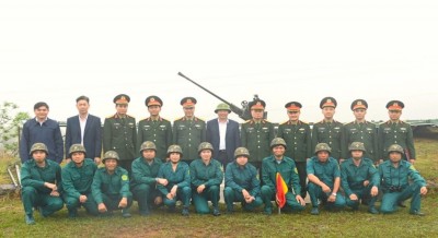 Đoàn công tác của Học viện Chính trị, Khoa Quân chủng PKKQ chụp ảnh lưu niệm cùng CBCS đại đội pháo phòng không 37mm-1
