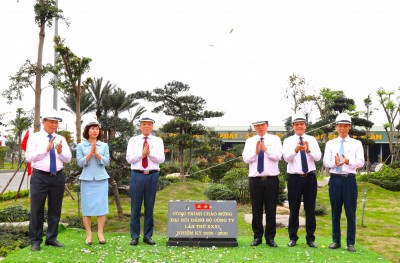 Các đồng chí đại biểu và lãnh đạo Công ty giật khăn gắn biến công trình