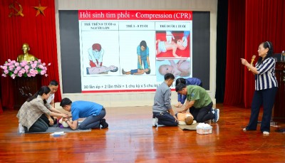 Học viên tham gia thực hành các tình huống sơ cứu y tế