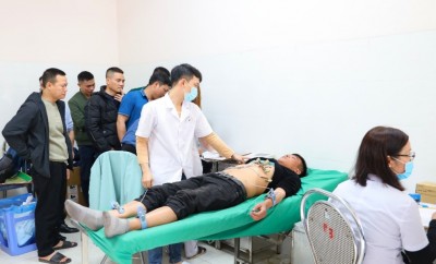 Ảnh: Các Bác sĩ tiến hành khám, kiểm tra tim mạch