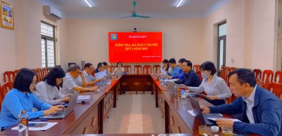 Ảnh: Đoàn kiểm tra của Công ty tiến hành kiểm tra tại Phân xưởng