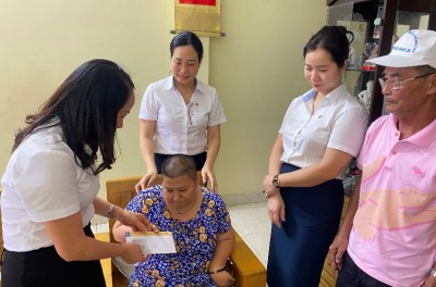 Trao quà cho gia đình Bà Nguyễn Thị Nhung ở Tổ 18B, Khu 3, Phường Hà Khánh, Thành phố Hạ Long, Tỉnh Quảng Ninh.