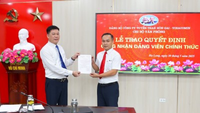 Đồng chí Nguyễn Hoài Sơn, Bí thư Chi bộ, Chánh Văn phòng Công ty trao Quyết định công nhận đảng viên chính thức cho đồng chí Phạm Trọng Nghĩa