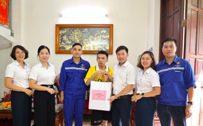 Thăm tặng quà cho cháu Đàm Minh Quân là con anh Đàm Hưng Hà - Công nhân Phân xưởng Sàng Tuyển