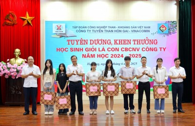 Lãnh đạo Công ty khen thưởng các em học sinh giỏi cấp Tỉnh và Thành phố