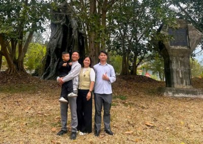 Ảnh: Gia đình anh Nguyễn Đức Toàn chụp ảnh lưu niệm tại Cây đa Tân Trào - Tuyên Quang.