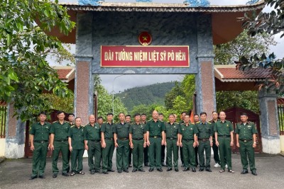 Đoàn đã đến dâng hương tưởng niệm tại khu di tích lịch sử Pò Hèn