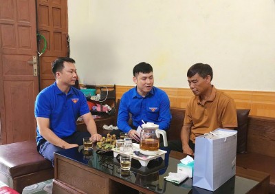 Ảnh: Đoàn Thanh niên Công ty trao quà cho các gia đình có thân nhân là thương, bệnh binh
