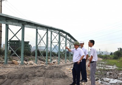 Đồng chí Giám đốc Công ty kiểm tra tiến độ thực hiện dự án công trình tuyến băng vận chuyển than “Núi Béo - Hà Tu - Trung tâm chế biến - Làng Khánh”