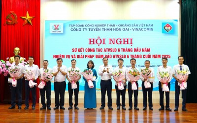 Công ty khen thưởng cho 10 tập thể có thành tích tiêu biểu xuất sắc trong công tác ATVSLĐ 6 tháng đầu năm 2025