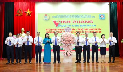 Ban lãnh đạo Công ty tặng hoa chúc mừng