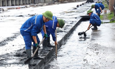 CBCNV Phân xưởng Kho cảng Làng khánh 2 kiểm tra khơi thông hệ thống rãnh thoát nước.