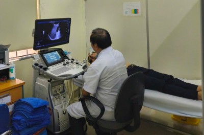 Các bác sỹ tiến hành siêu âm ổ bụng, tuyến giáp