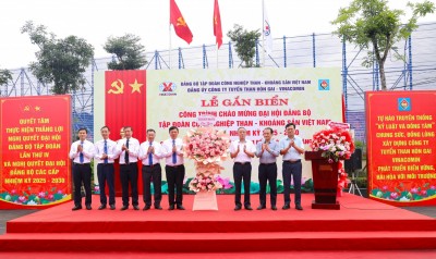 Các đồng chí Lãnh đạo Đảng ủy TKV tặng hoa chúc mừng Đảng ủy Công ty