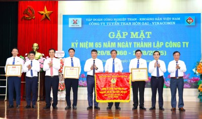 Các đồng chí Lãnh đạo Công ty đón nhận Bằng khen của UBND Tỉnh Quảng Ninh, Bằng khen của Tổng giám đốc TKV, Bằng khen của Trung ương Đoàn và bức chướng của Công đoàn TKV