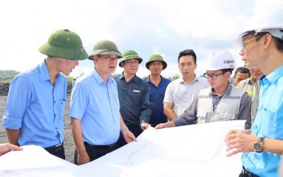 Giám đốc Công ty kiểm tra dự án tuyến băng tải tại khai trường mỏ than Núi Béo (MB+34)