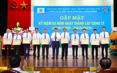  Các tập thể, cá nhân đón nhận bằng khen của Tổng Giám đốc TKV