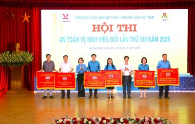 Đ/c Bùi Hữu Lý - Chủ tịch Công đoàn Công ty (Áo xanh ngoài cùng) nhận thưởng giải Ba toàn đoàn khối các đơn vị Sàng tuyển, Kho vận và Tổng công ty