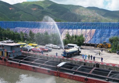 Ảnh: Lực lượng ƯPSCTD của Công ty dùng xe chuyên dụng phun nước làm mát động cơ tầu