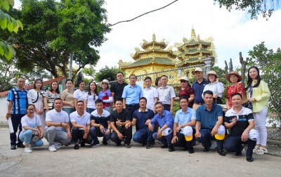 Đoàn Công đoàn Tuyển than Hòn Gai tham quan “chùa vàng” Phúc Lâm