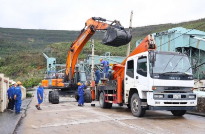 Công nhân Công ty Tuyển than Hòn Gai bảo dưỡng, sửa chữa thiết bị phục vụ sàng tuyển than.