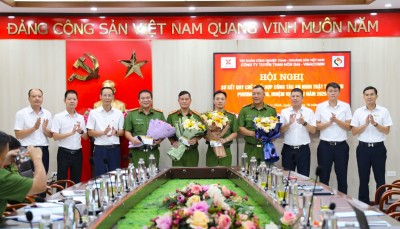 Công ty khen thưởng các tập thể Công an phường, xã có nhiều đóng tích cực trong công tác đảm bảo ANTT.