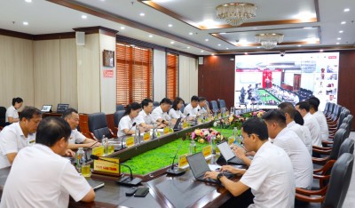 Từng bước xây dựng mô hình “phòng họp không giấy tờ”, nâng cao hiệu quả điều hành kết nối trực tuyến với các đơn vị.