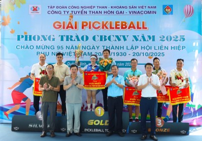 Ban lãnh đạo Công ty trao cúp, cờ, hoa, phần thưởng cho các đội đạt giải Nhất, Nhì, Ba, Giải phong cách