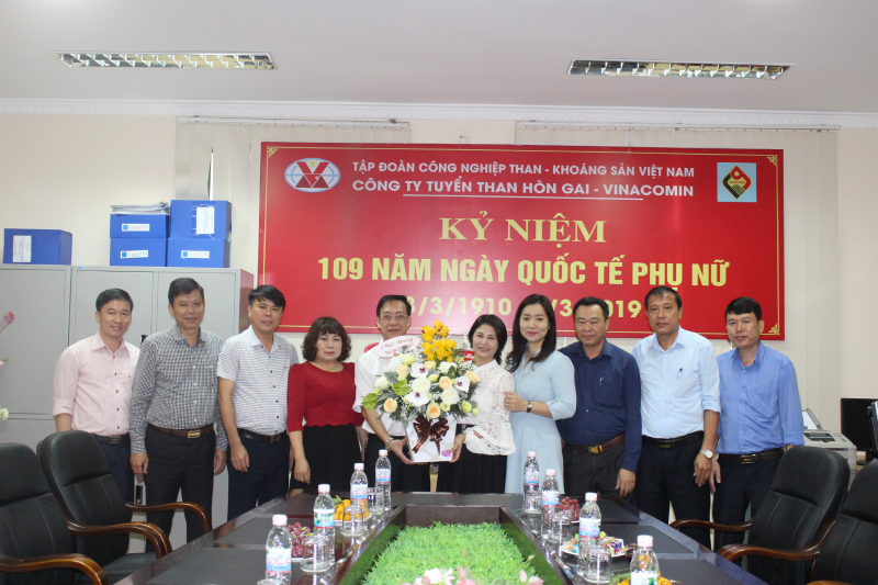 Lãnh đạo Công ty tặng hoa, chúc mừng Ban Nữ công Công ty Nhân ngày quốc tế phụ nữ 8/3