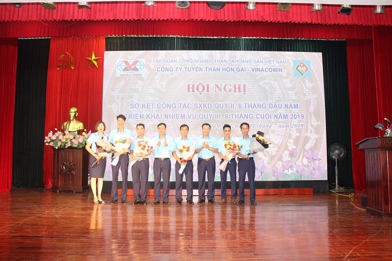 Ban Lãnh đạo Công ty tặng hoa chúc mừng các tập thể, cá nhân có thành tích cao trong phong thực hiện nhiệm vụ SXKD 6 tháng đầu năm 2019