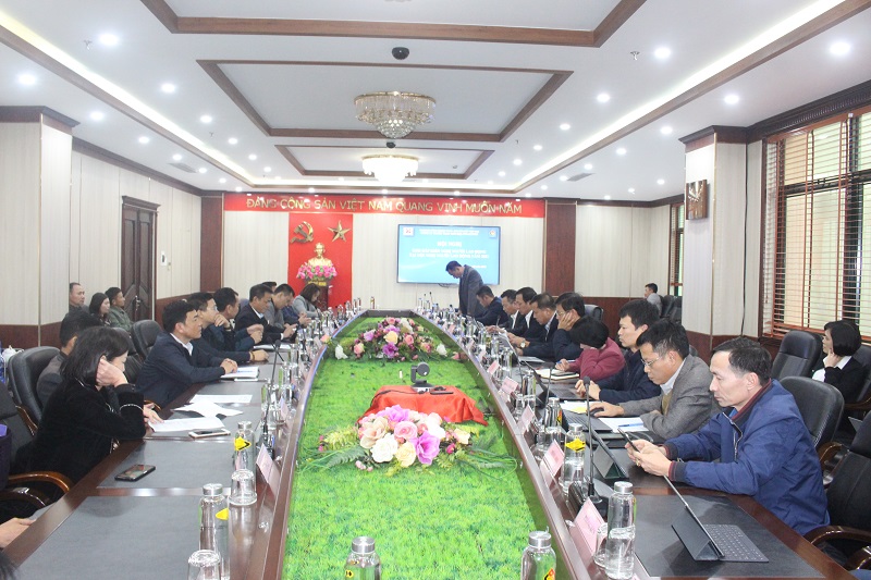 TUYỂN THAN HÒN GAI TỔ CHỨC HỘI NGHỊ GIẢI ĐÁP KIẾN NGHỊ NGƯỜI LAO ĐỘNG