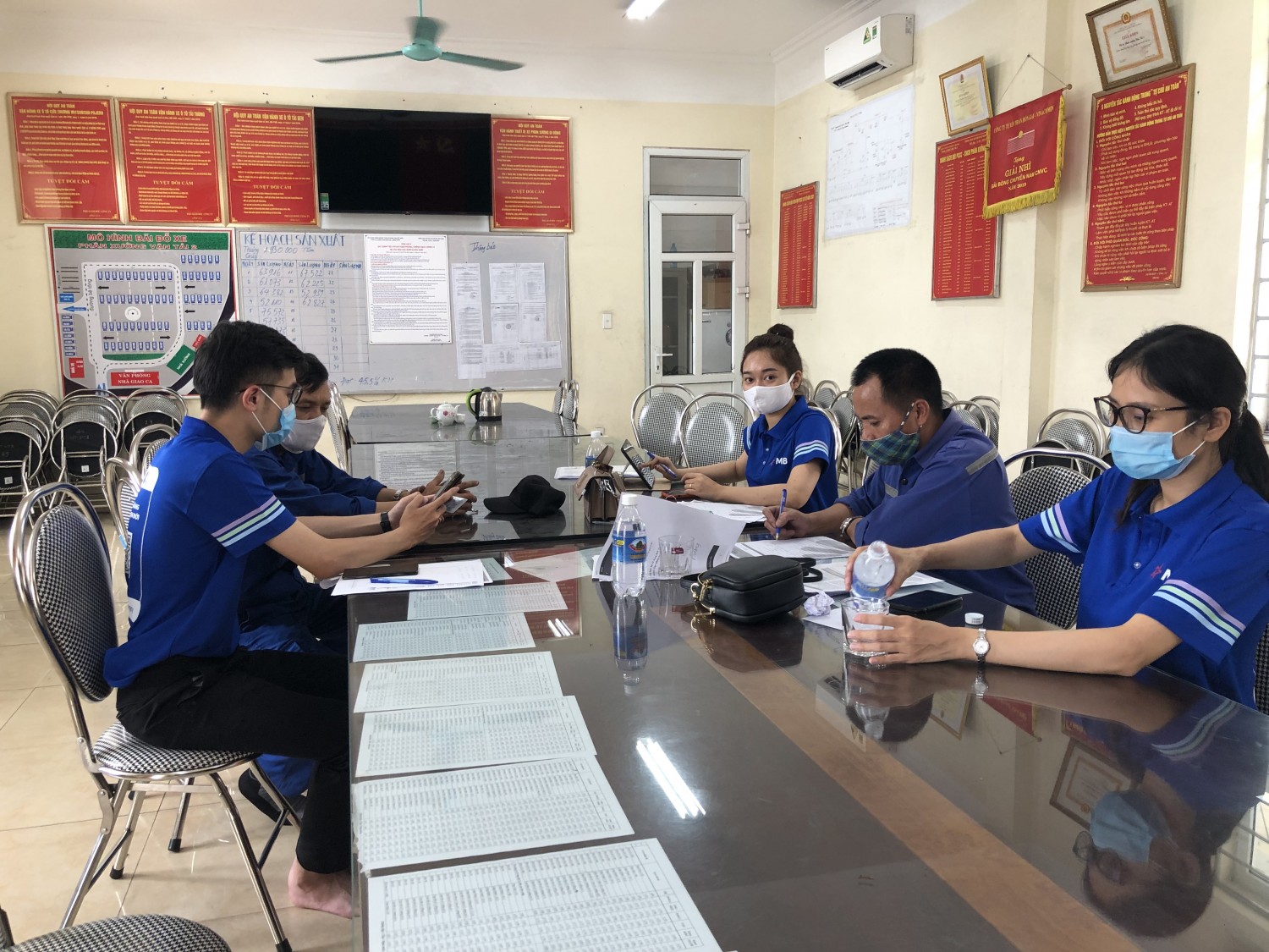 TÍCH CỰC CHĂM LO ĐỜI SỐNG CHO CBCNV .