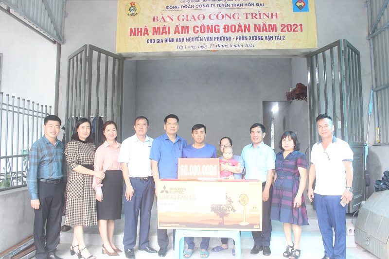 trao quy mai am cong doan cho gia dinh anh nguyen van phuong cong nhan px van tai 2