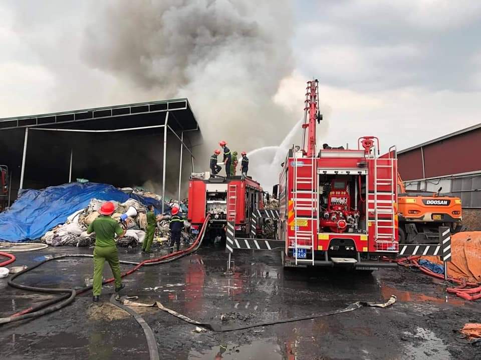 CÔNG TY TUYỂN THAN HÒN GAI - VINACOMIN PHỐI HỢP CHỮA CHÁY TẠI KHU CÔNG NGHIỆP HÀ KHÁNH