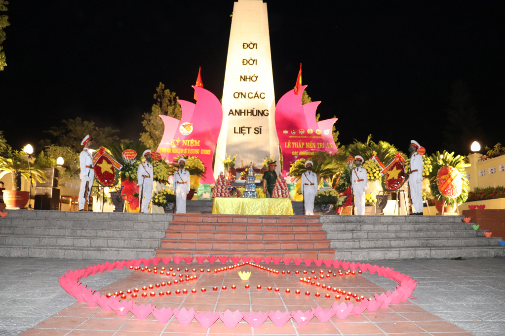 Thắp nến tri ân các Anh hùng liệt sỹ