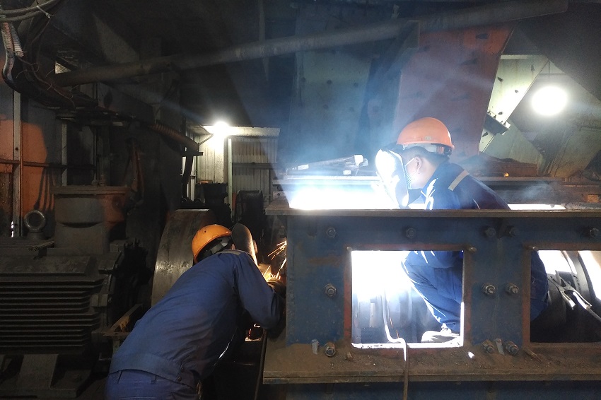 Tốp thợ sửa chữa Cơ điện tăng cường 2 đầu kìm hàn để đẩy nhanh tiến độ đưa thiết bị sớm vào hoạt động