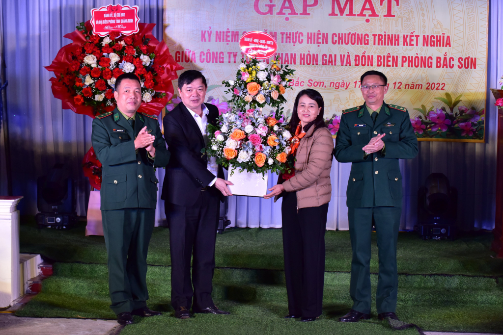 2037161 dong chi nguyen thu huong pho chu tich ubnd tp mong cai tang hoa chuc mung 2 doi vi ket nghia 16214318