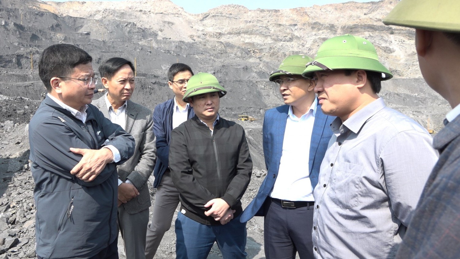 Phó Tổng giám đốc Tập đoàn Phan Xuân Thuỷ kiểm tra công tác sản xuất, tiêu thụ vùng Hạ Long