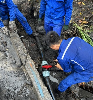 Thực hiện sửa chữa đường ống cấp nước về bể 500m3 Làng Khánh bị sự cố